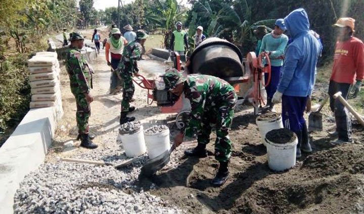 Bintara Pembina Desa membantu warga Desa Kuwurejo, Kecamatan Buluk, mengecor jalan setapak.