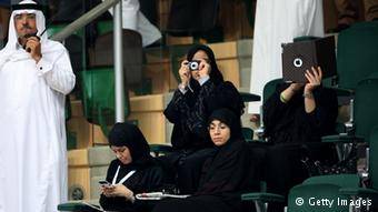 Beristri empat di Arab Saudi, silakan. Tapi, dengan segudang persyaratan. foto:repro dw.de