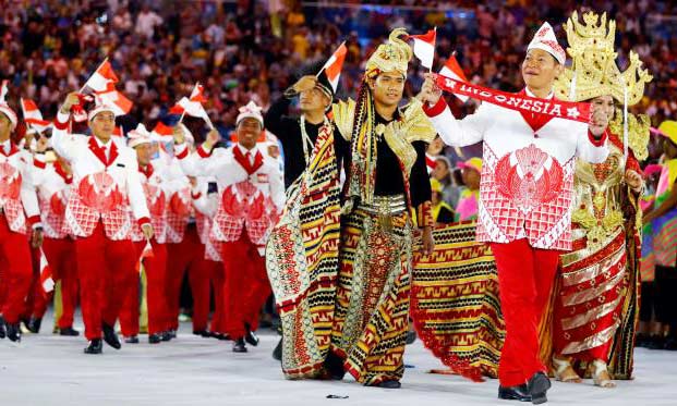 Seragam Kontingen Indonesia banjir pujian saat pembukaan Olimpiade Rio 2016 di Stadion Maracana, Rio, Sabtu (6/8). 