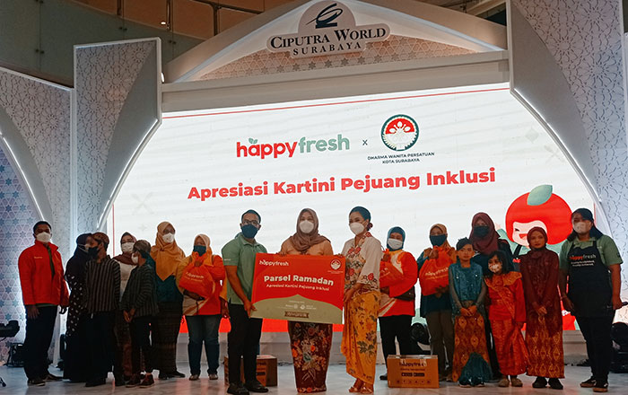 Pemberian parsel sembako yang dilakukan Happy Fresh secara simbolis.