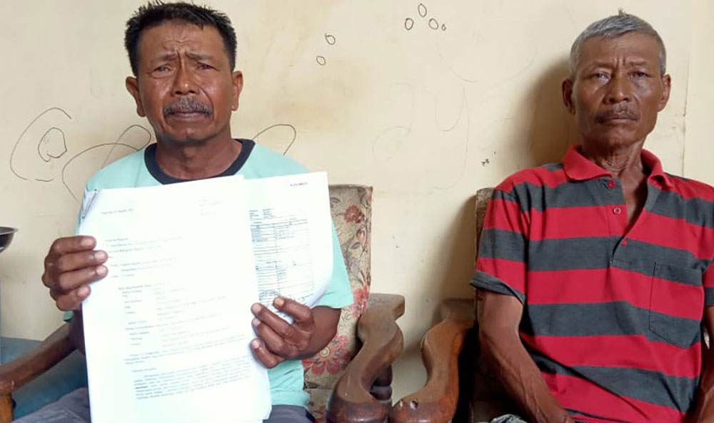 Lahuri dan Sarmadi menunjukan berkas laporan polisi. Foto: BAMBANG/ BANGSAONLINE