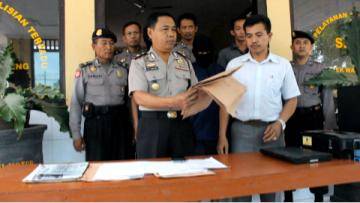 Dokumen yang berhasil diamankan polisi.(Soewandito/BangsaOnline)