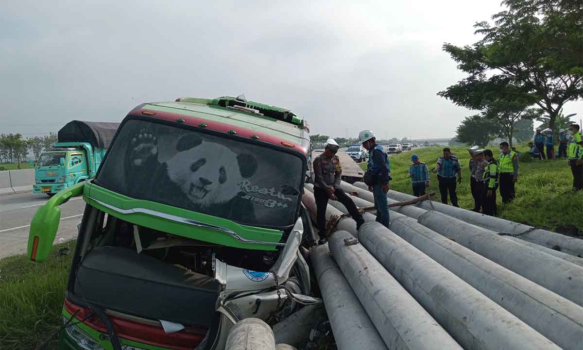 Petugas saat mengevakuasi bus yang terlibat kecelakaan di Ngawi.