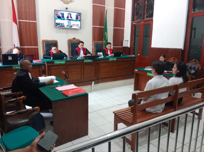 Suasana sidang perusakan mobil dengan terdakwa Jan Hwa Diana dan suaminya Handy Soenarjo di PN Surabaya