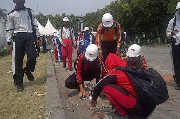 TINGGALKAN SAMPAH - Puluhan anggota Paskibraka dari beberapa sekolah memunguti sampah yang berserakan di hampir semua sudut alun-alun usai Muktamar ke-33 NU Jombang. (foto: dtc)