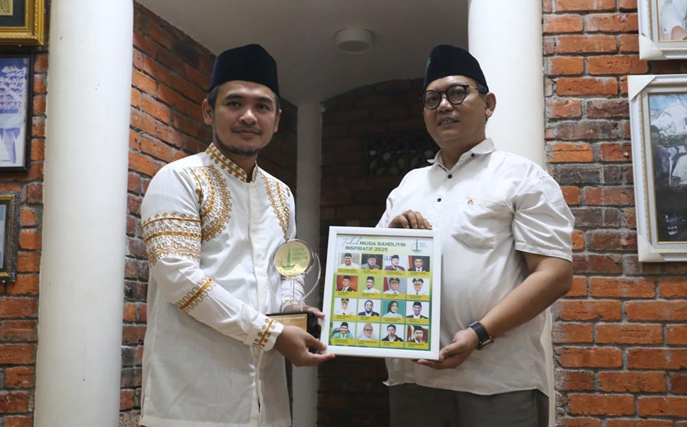 Anggota DPR RI, R. H. Imron Amin menerima penghargaan Tokoh Muda Nahdliyin Inspiratif 2025 dari Forkom Jurnalis Nahdliyin. Foto: FJN for BO.