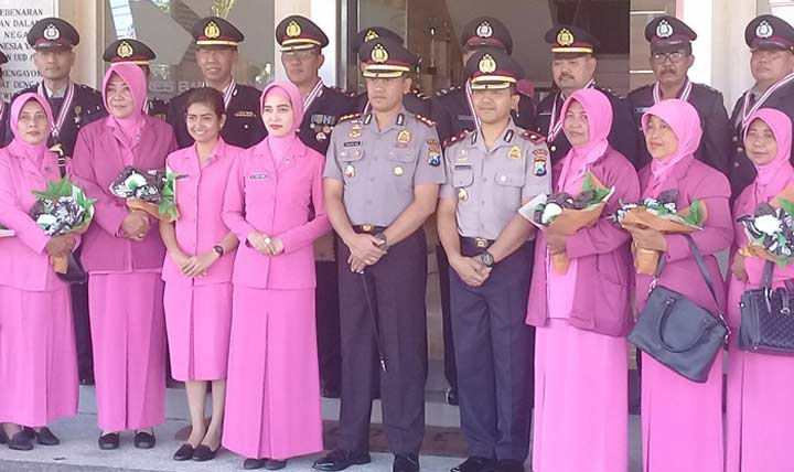 Kapolres foto bersama dengan anggota purna bhakti di halaman Mako Polres Banyuwangi.