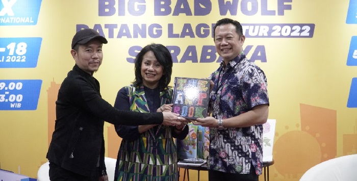 
Founder of Big Bad Wolf International Andrew Yap (dari kiri ke kanan), Presiden Director Big Bad Wolf Indonesia Hadriani Uli T.I. Silalalhi dan Vice President Bank BCA Surabaya Wirya Setiawan.