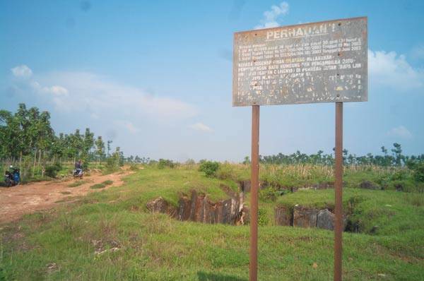 Lokasi milik Perhutani yang dipasangi larangan untuk menambang. (foto: suwandi/BANGSAONLINE)