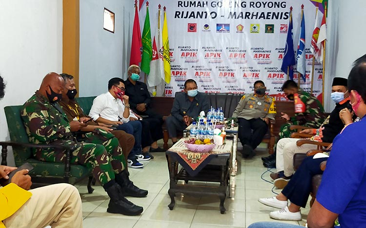 Forkopimda saat mengunjungi posko pemenangan paslon nomor urut 01 Rijanto-Marhaenis di Jalan Raya Garum, Kecamatan Garum, Kabupaten Blitar.