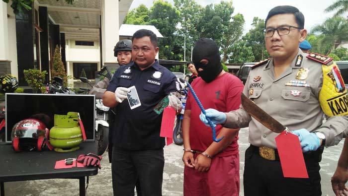 Pelaku saat digelandang petugas Kepolisian di Mapolres Blitar Kota.
