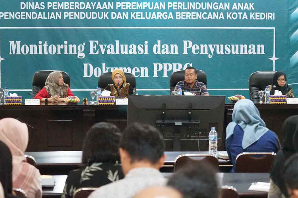 Wali Kota Kediri, Vinanda Prameswati (2 dari kiri), saat memberi pengarahan. (Ist)