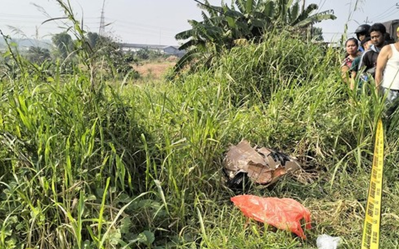 Kondisi jasad ojol wanita saat ditemukan dipinggir jalan yang terbungkus plastik hitam dan kardus. Foto: Ist.