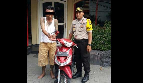 tersangka diamankan polisi bersama barang bukti.