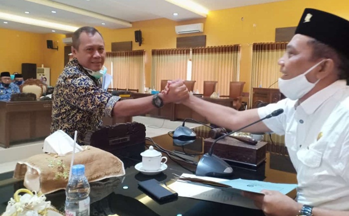 Wakil Ketua Fraksi Golkar berjabat tangan dengan Ketua DPRD Tatit, sebelum keluar ruangan. foto: BAMBANG/ BANGSAONLINE