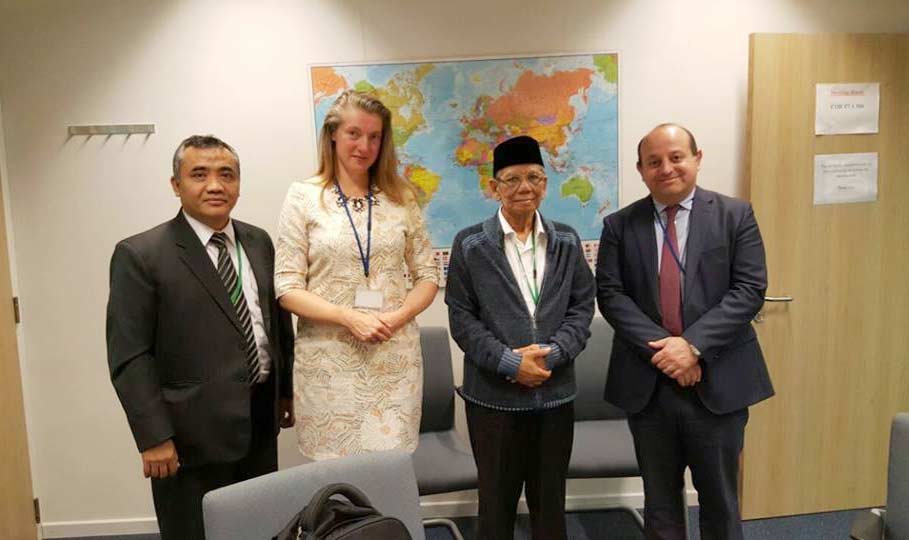 KHA Hasyim Muzadi bersama Julian Wilson dan delegasi Uni Eropa lainnya