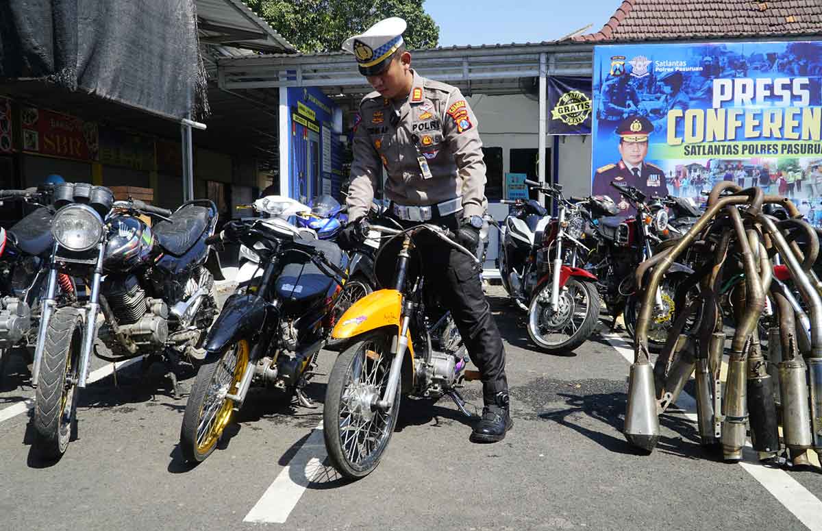 Kasatlantas Polres Pasuruan, AKP Yudhi Anugrah Putra, saat mengekspose kendaraan yang digunakan balap liar.