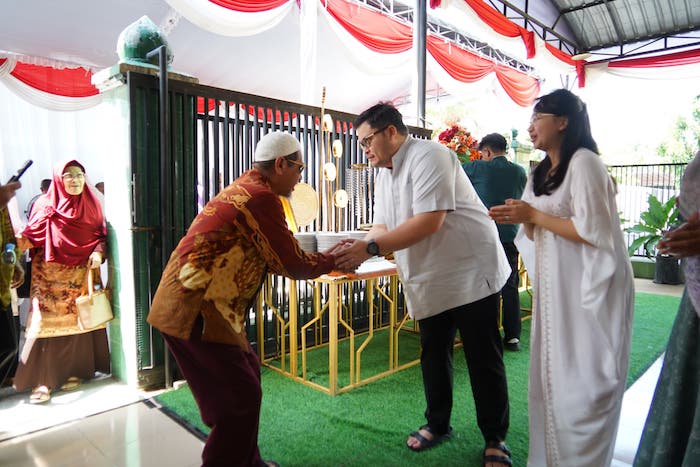 Bupati Kediri Hanindito Himawan Pramana didampingi istrinya saat bersalaman dengan warga. (Ist)