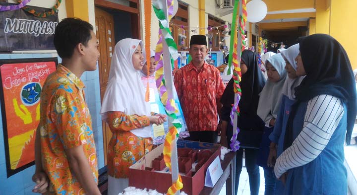KREATIF DAN INOVATIF: Siswa Smamita menjelaskan karya inovasinya kepada pengunjung Smamita Expo, Sabtu (27/4). foto: MUSTAIN/ BANGSAONLINE