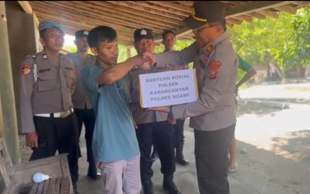 Kapolsek Karanganyar Iptu Supriyanto saat menyerahkan bantuan sembako kepada salah satu warga terdampak puting beliung.