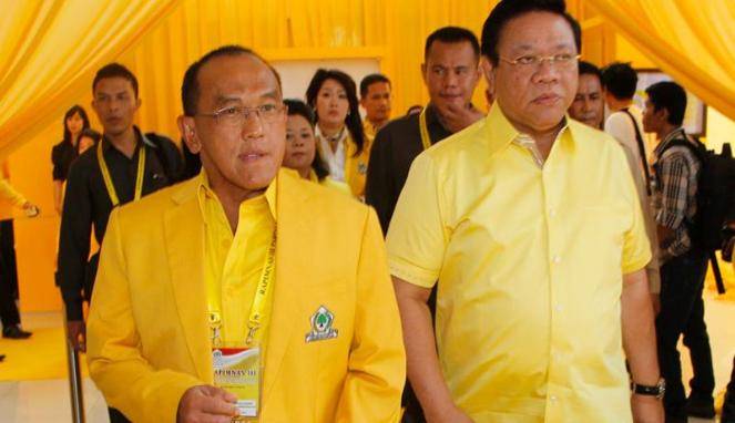 Ketua Umum DPP Golkar Abu Rizal Bakrie dan Wakil Ketua Umum Agung Laksono dalam acara Golkar. Foto:  vivanews.com