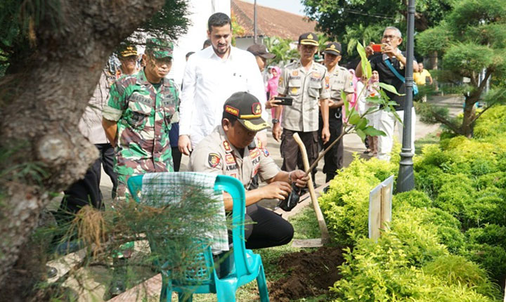 Pertahankan Ikon Kota, Polres Probolinggo Kota Tanam 500 Bibit Mangga Manalagi