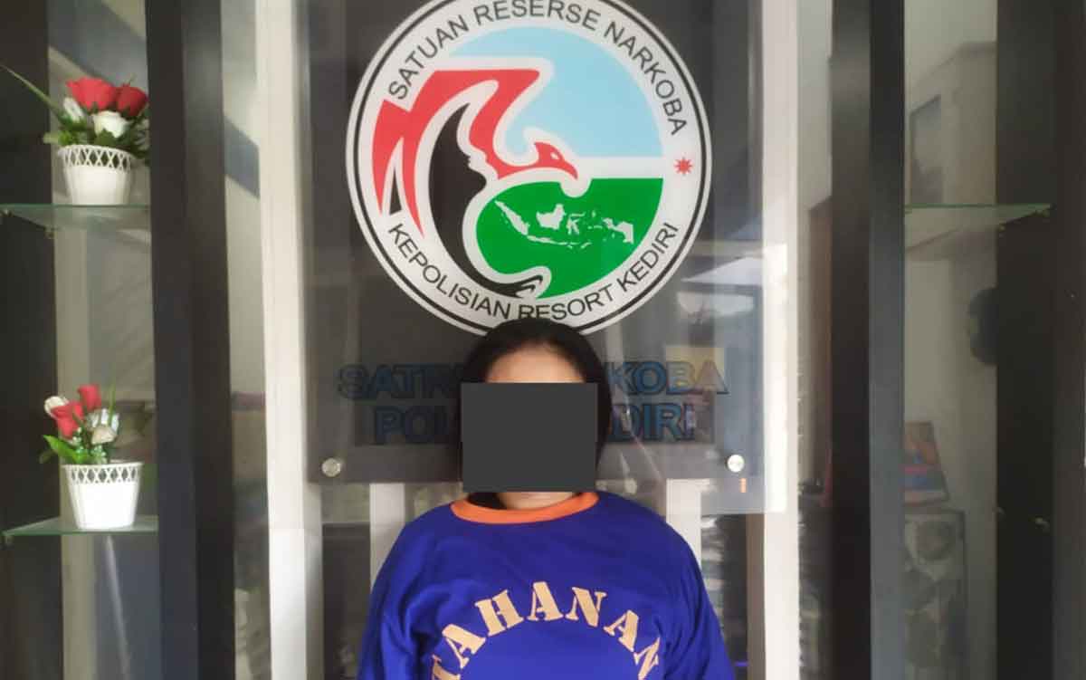 IS, seorang IRT yang ditangkap polisi karena diduga menyimpan dan mengedarkan sabu serta pil dobel L. Foto: Ist