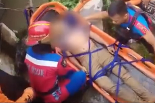 Pelaku yang tercebur di Sungai Kalimas saat dievakuasi