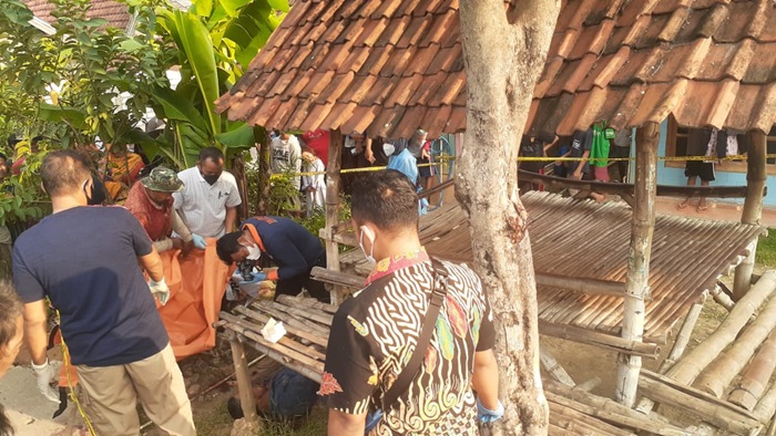 Jenazah korban pembacokan oleh sahabat sendiri sedang diperiksa petugas.