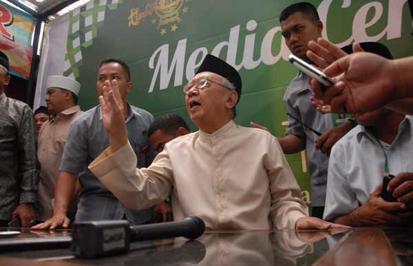 KH. Salahudin Wahid (Gus Solah) saat menggelar jumpa pers di Media Center alun-alun Jombang. (foto: rony suhartomo/BANGSAONLINE)