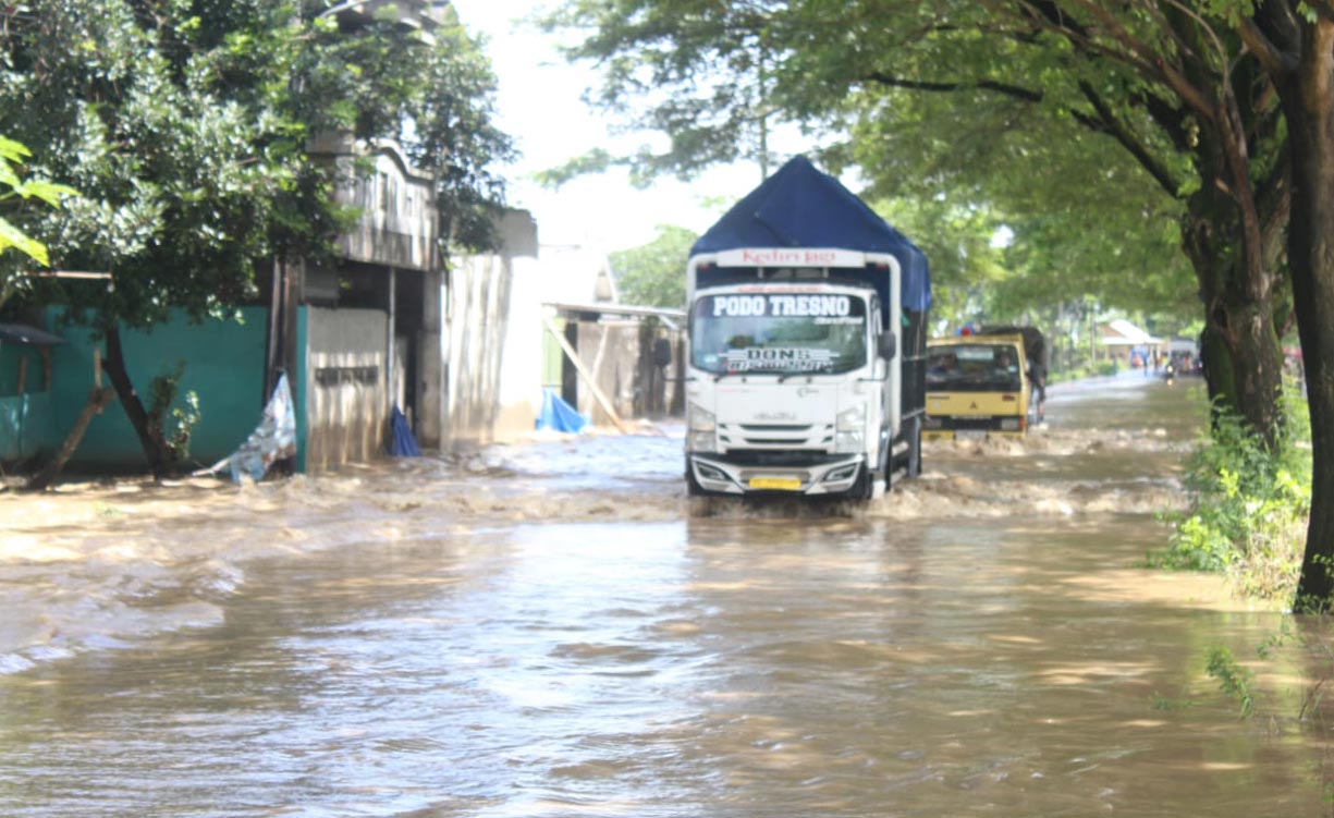 Kondisi Jalan Raya Kediri - Jombang yang terendam banjir akibat tanggul Sungai Konto jebol. Foto: Ist.