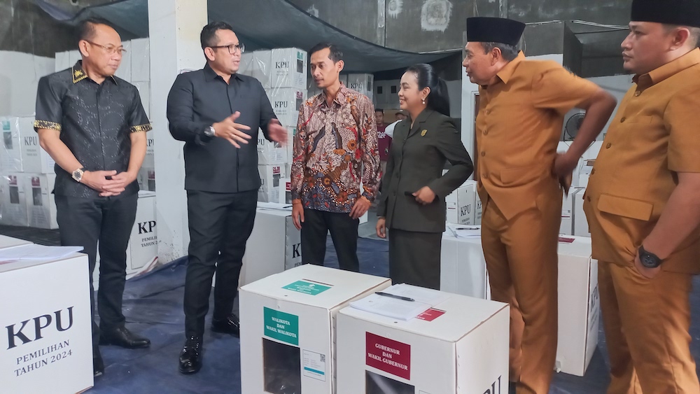 Pj Ali Kuncoro dan Ketua DPRD Kota Mojokerto Tinjau Logistik KPU Jelang Pilkada Serentak 2024