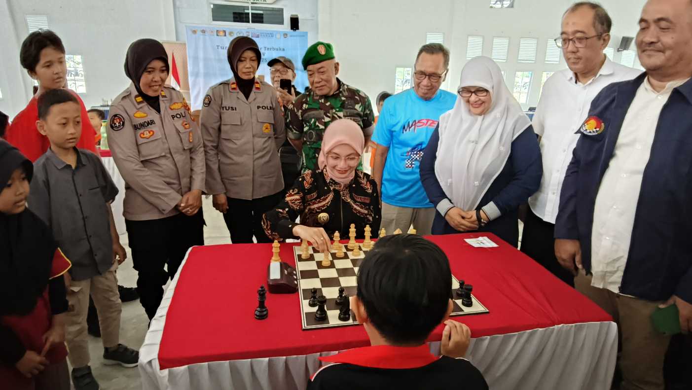 Wali Kota Kediri saat mengawali turnamen dengan langkah pertama memainkan catur. Foto: Muji Harjita/BANGSAONLINE