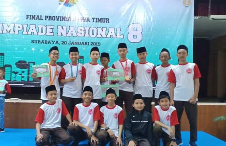 Para santri Amanatul Ummah yang juara di Emerald Education Centre 2019. foto: dok. Amanatul Ummah