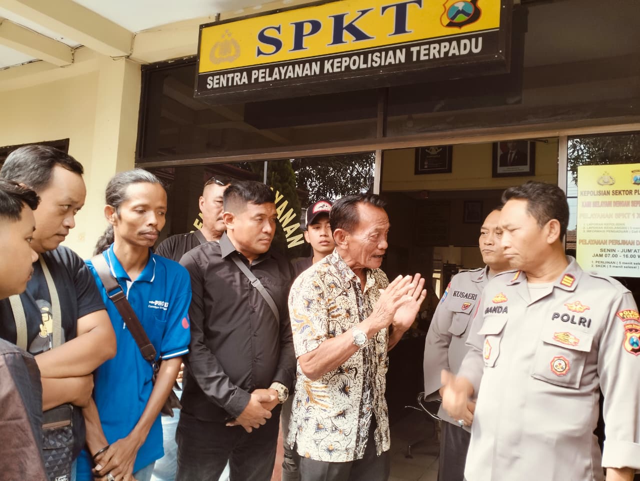 Pengurus DPC PAMDI Kabupaten Tuban saat mendatangi Polsek Plumpang