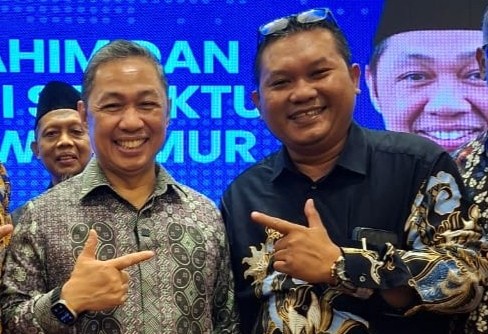 M. Anis Matta (kiri) bersama Rianumi Asghori (kanan) di acara silaturahmi dan konsolidasi Partai Gelora Indonesia se-Jatim.