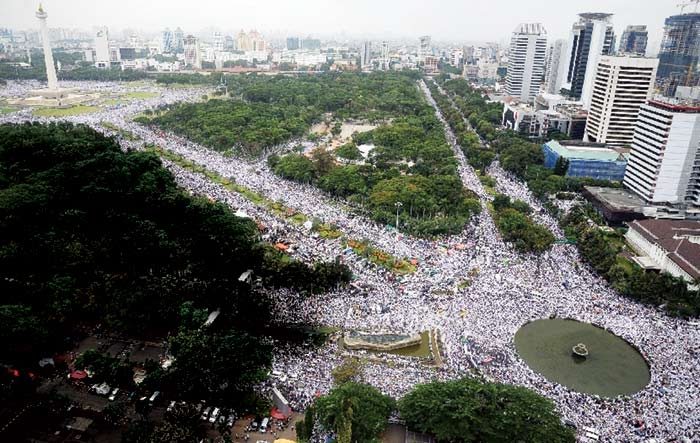 Jutaan umat Islam meggelar aksi unjukrasa menunut penegakan hukum atas kasus penistaan agama yang dilakukan Mantan Gubernur DKI Jakarta, Basuki Tjahaja Purnama (Ahok) di Monumen Nasional. foto: REPUBLIKA