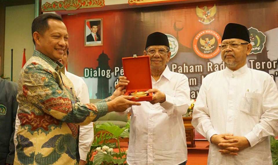 KH A Hasyim Muzadi menerima cinderamata usai acara pencegahan radikaslime terorisme yang digelar BNPT di Solo Jawa Tengah. foto: bangsaonline.com