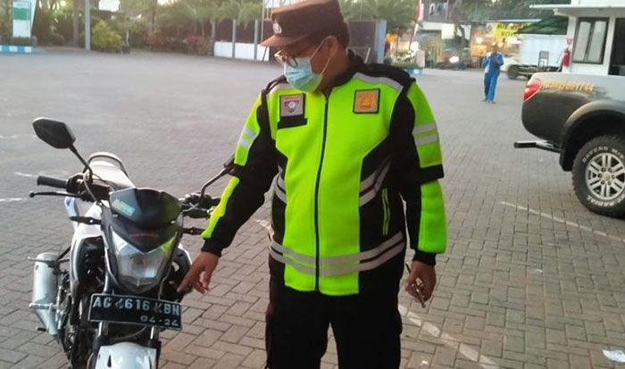 Petugas saat menunjukkan kendaraan pria yang nekat menabrakkan diri ke kereta api di Blitar.