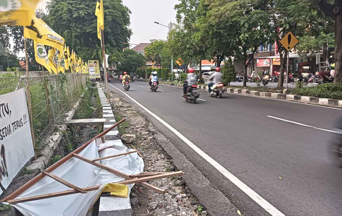 Baliho caleg Golkar yang roboh akibat diterpa angin di sekitar Bundaran GKB, dan menimpa pengguna jalan. Foto: Ist