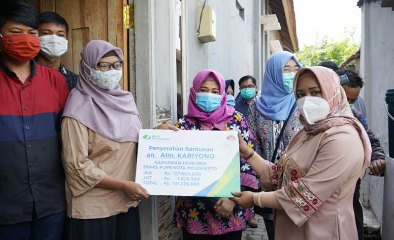 Wali Kota Mojokerto Ika Puspitasari saat menyerahkan santunan kepada korban kecelakaan kerja.