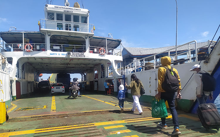 Suasana penumpang ketika berada di Pelabuhan Ketapang, Banyuwangi.