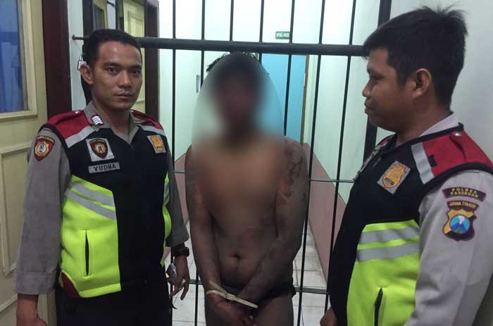 Pelaku pencurian motor yang diamankan petugas usai dihajar warga.