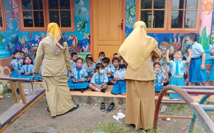 Murid-murid PAUD dan TK terpaksa belajar di teras depan ruang kelas yang disegel. 