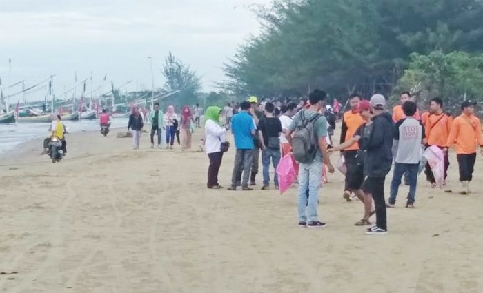Komunitas LH dan OPD Pamekasan Bersih-bersih Simpatik di Pantai Jumiang