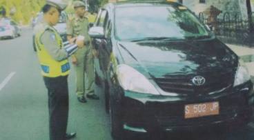Mobil dinas yang diperiksa kelengkapan surat-suratnya. (Haris/BANGSAONLINE)
