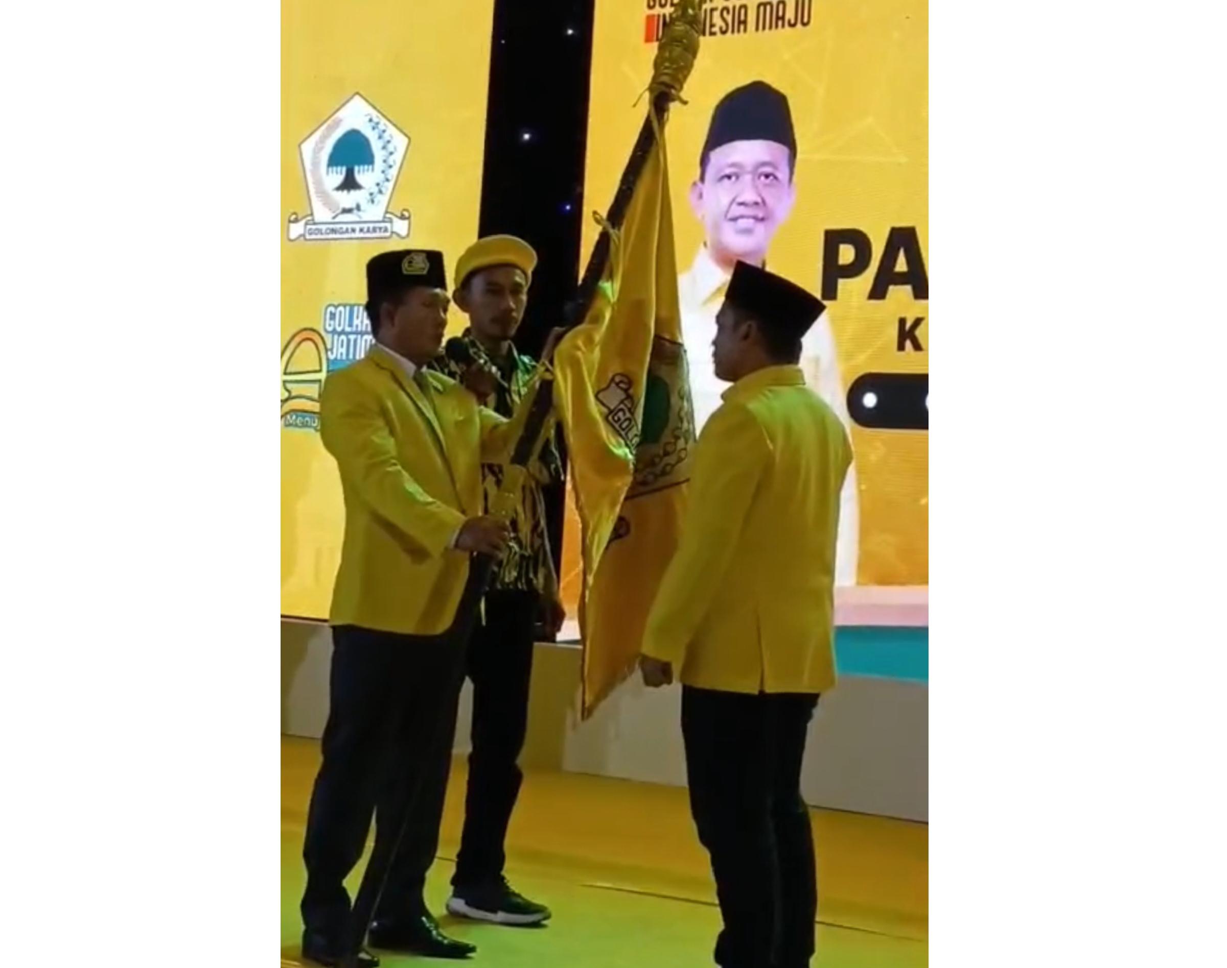 Ketua DPD Golkar Gresik periode 2025-2030 terpilih Wongso Negoro menerima bendera pataka dari pengurus Golkar Jawa Timur. FOTO: ist.