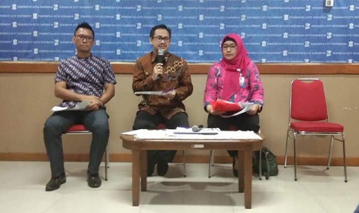 Kepala Dinas Pendidikan (Dispendik) Kota Surabaya Ikhsan saat menjelaskan program SKB. foto: YUDI ARIANTO/ BANGSAONLINE