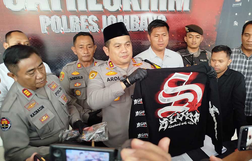 Kapolres Jombang, AKBP Ardi Kurniawan, menunjukkan hoodie yang dibeli korban dari meminjam uang kepada pelaku. Foto: AAN AMRULLOH/ BANGSAONLINE