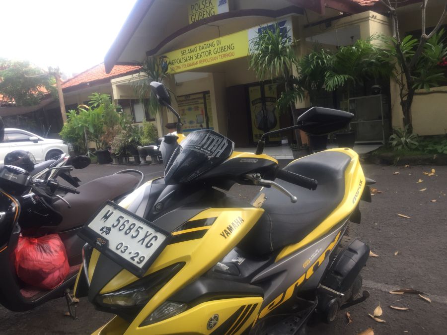 Aerox Kuning yang kini diamankan di Mapolsek Gubeng. Foto: Rusmiyanto/BANGSAONLINE